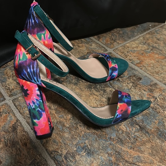 Heels - Picture 2 of 3